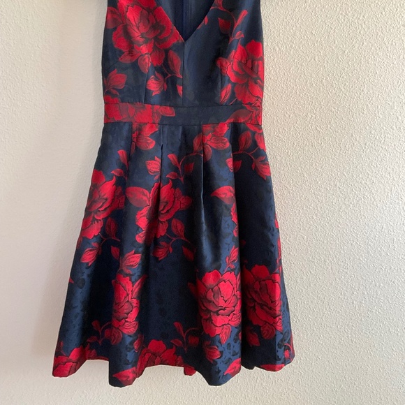 Sleeveless blue and red pleated shiny party dress - Picture 1 of 3